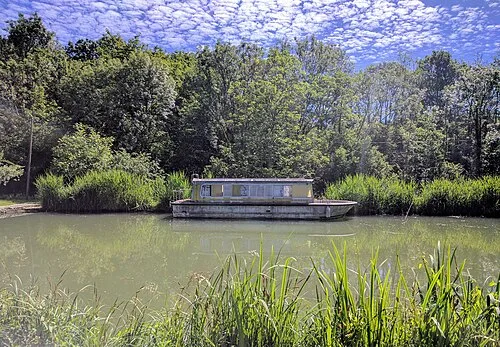 Bateau de plaisance amarré le long du Canal de Bourgogne