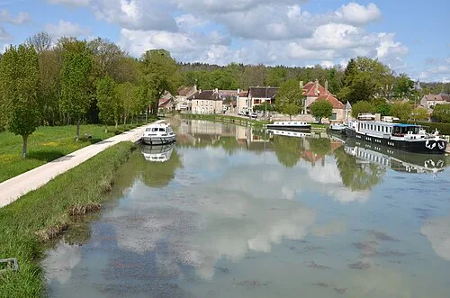 Port de plaisance de Tanlay sur le Canal de Bourgogne