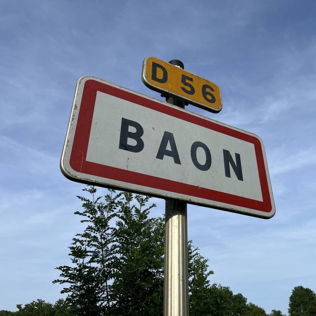 Baon村の入口標識、D56