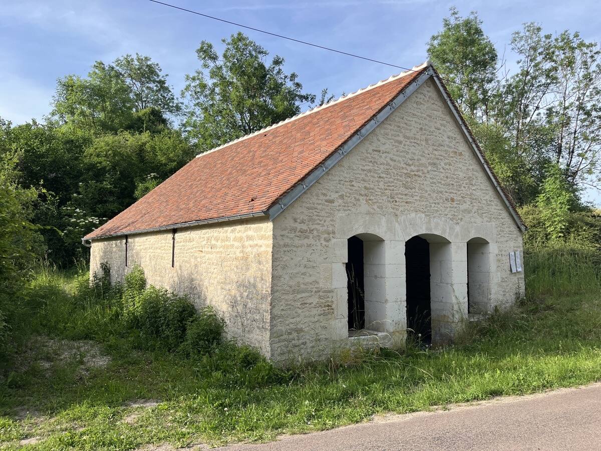 Le lavoir de Baon sous le ciel bleu, tuiles plates de Bourgogne