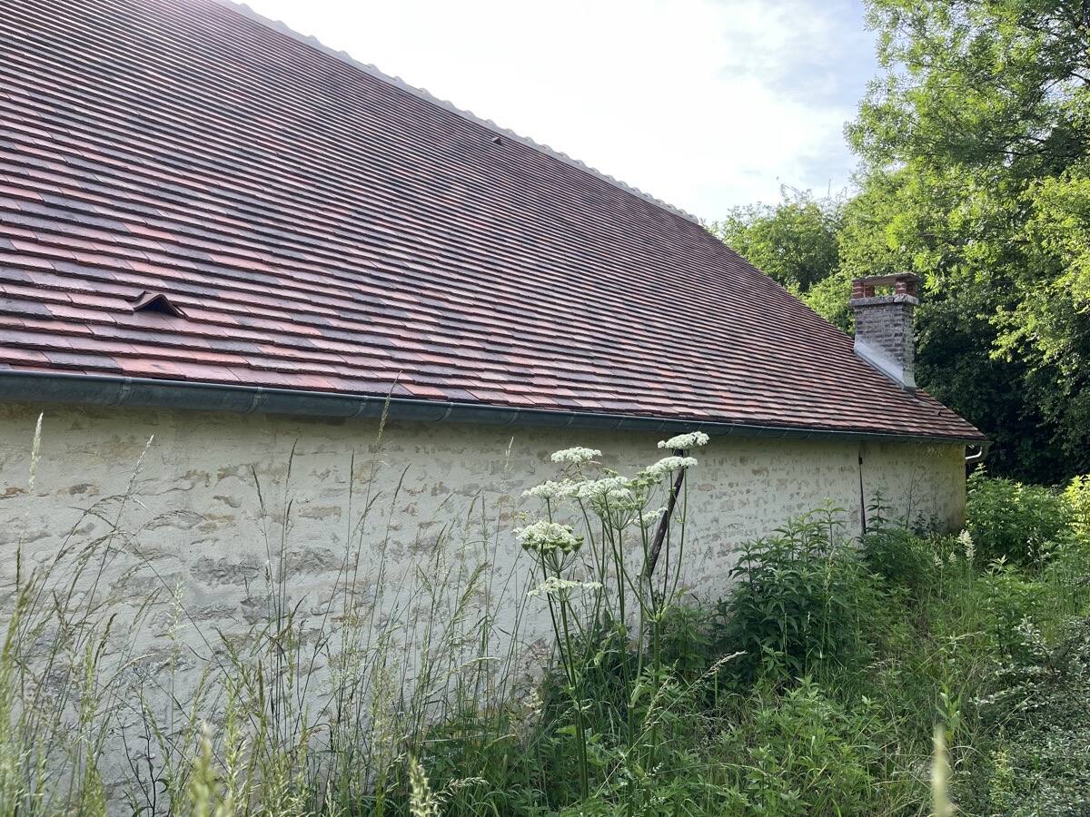 Le lavoir de Baon entouré de fleurs sauvages en été