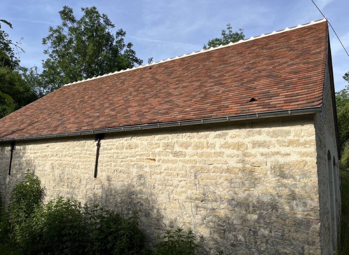 Toit du lavoir en tuiles plates de Bourgogne, récemment restauré
