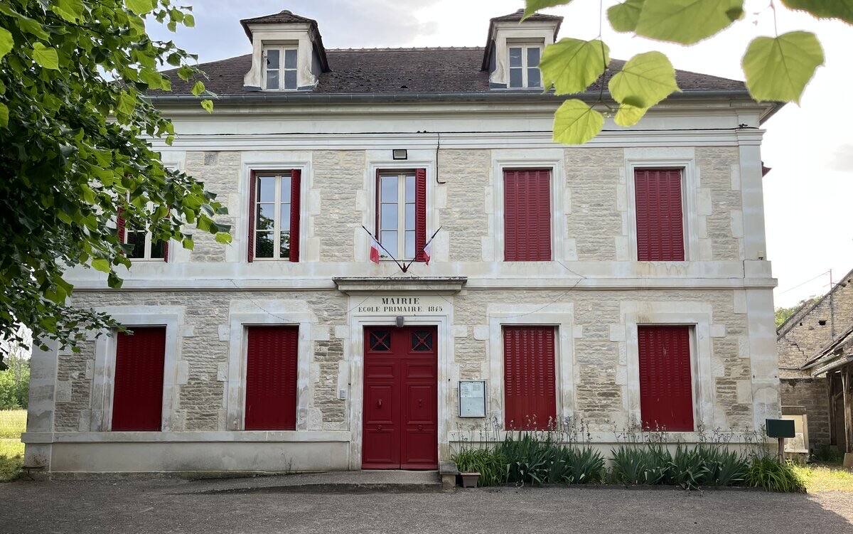 Façade de la mairie de Baon — Mairie, École primaire, 1845