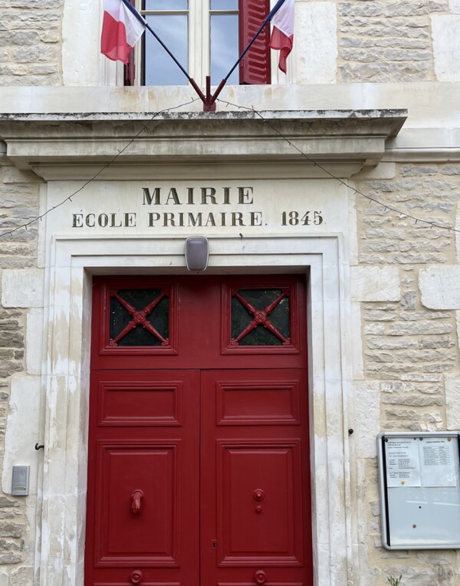 Porte d'entrée de la mairie, inscription Mairie École Primaire 1845