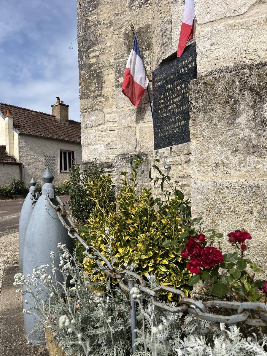 Monument aux morts de Baon — plaque, drapeau et fleurs
