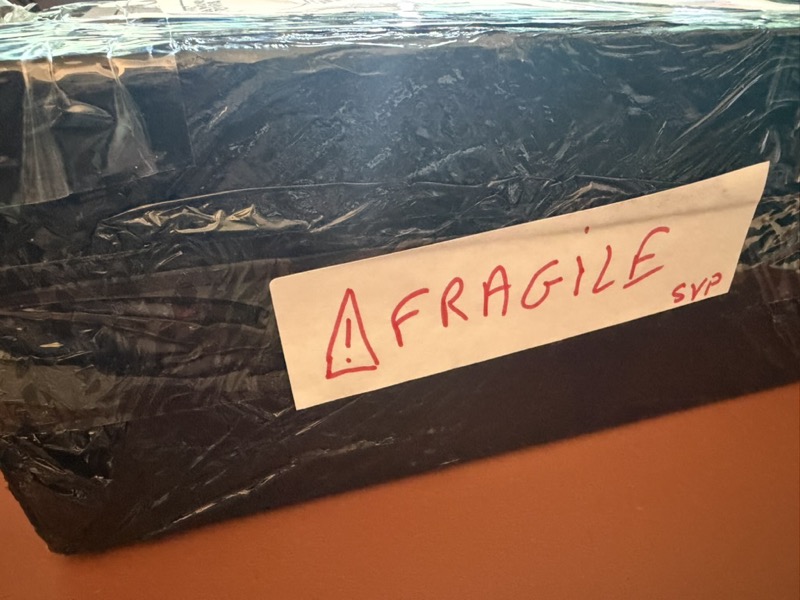 Colis fragile contenant les œufs fécondés de Noire de Janzé