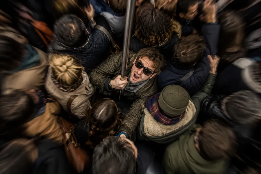 Illustration d’ambiance : une rame de métro bondée aux heures de pointe.