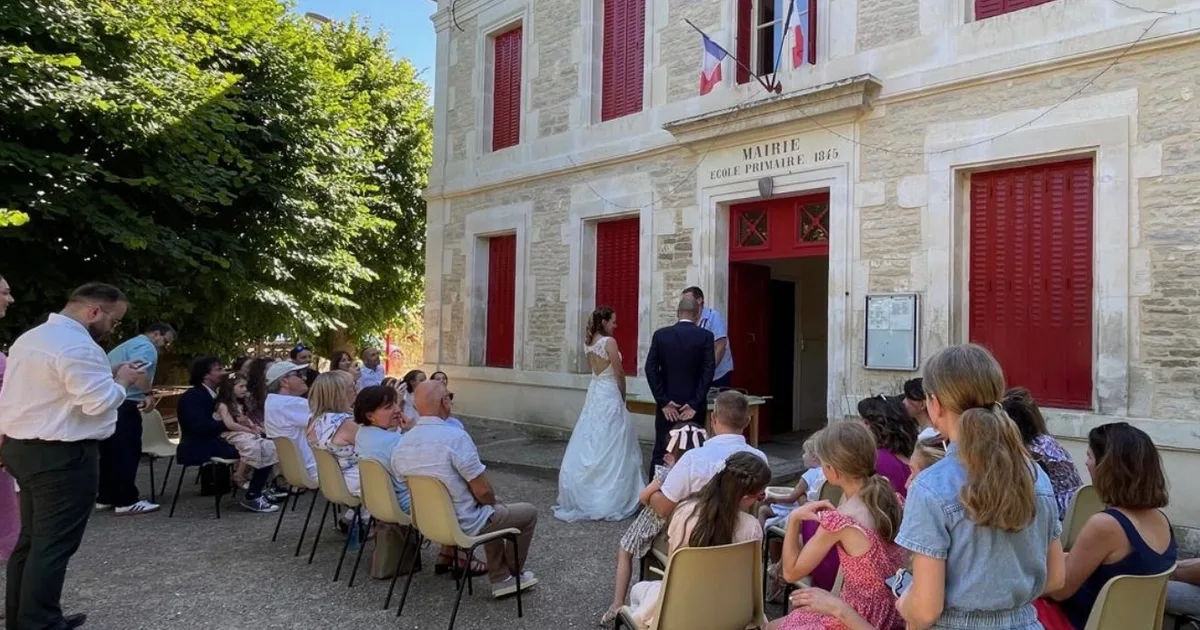 Cérémonie de renouvellement des vœux devant la mairie de Baon, avec les mariés et leurs proches.