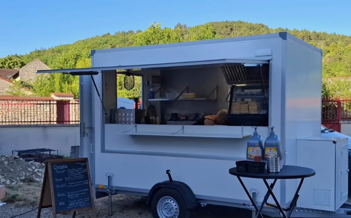 Un food truck installé dans la cour, comptoir ouvert, avant les festivités du soir.